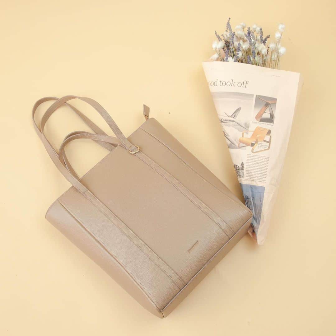 SMIRNASLI_officialのインスタグラム：「Leather Tote . シンプルなデザインが使いやすい！ A4サイズ対応トート♡ . . #smirnasli #サミールナスリ」
