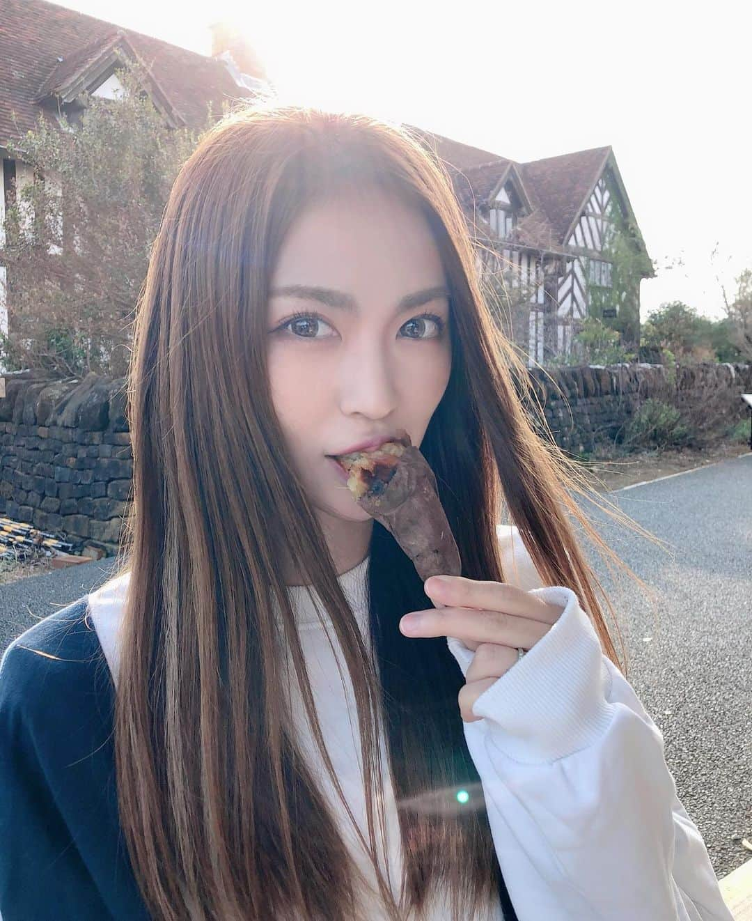 菊地あやかさんのインスタグラム写真 - (菊地あやかInstagram)「. #びわソフトクリーム 🍦♡ 愛梨にほぼ食べられ 逢鈴が残した焼き芋の残り☺️笑 ふつうに美味しかった♡ 外でたべると尚更おいしい☺️🍠 #ローズマリー公園　#寒すぎたん」11月11日 11時40分 - ayaka_official06