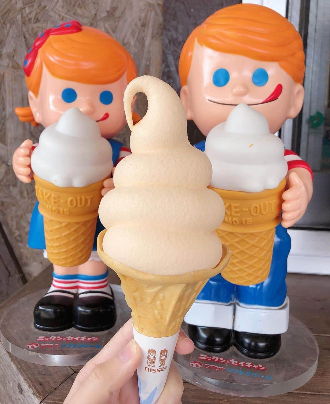 菊地あやかさんのインスタグラム写真 - (菊地あやかInstagram)「. #びわソフトクリーム 🍦♡ 愛梨にほぼ食べられ 逢鈴が残した焼き芋の残り☺️笑 ふつうに美味しかった♡ 外でたべると尚更おいしい☺️🍠 #ローズマリー公園　#寒すぎたん」11月11日 11時40分 - ayaka_official06