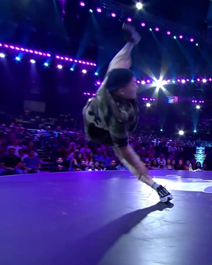 のインスタグラム：「20秒後の異次元ムーブは必見🤯🔥 @the_kickin_crab • Red Bull BC One World Final 2019のバトル映像はプロフィールリンクからチェック👀 • #RedBullBCOne #レッドブル #翼をさずける #redbull #ブレイクダンス #ブレイキン #bboy #bodycarnival #kazukirock #ムンバイ」