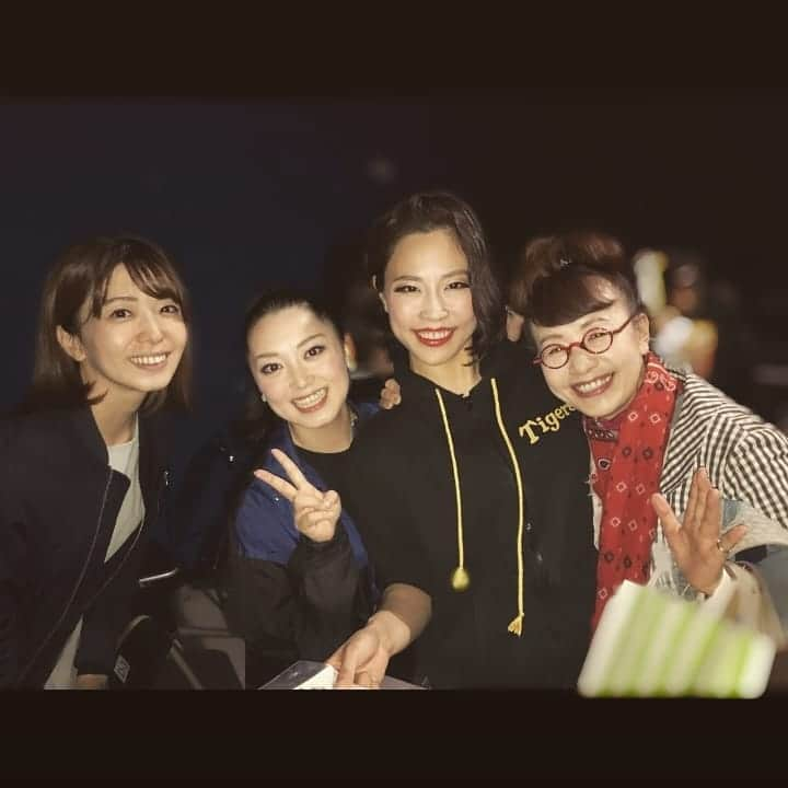 花陽みらさんのインスタグラム写真 - (花陽みらInstagram)「先日の[Contralto]の時！﻿ なんと、私達の音楽学校時代タップの授業をしてくださっていた藤井真梨子先生が﻿ 来てくださっていました😭✨✨﻿ ﻿ 同期３人で嬉しくて先生と﻿ パチリ📷️✨﻿ 先生は、本名で未だに３人とも覚えていてくださり😭✨✨﻿ おかわりないお姿に感動！！﻿ 私も先生のような女性になりたぃ😭💖✨﻿ ﻿ ありがとうございました！﻿ #藤井真梨子 先生 ﻿  #宝塚音楽学校 #93期 #同期」11月11日 11時46分 - miku_hanahi