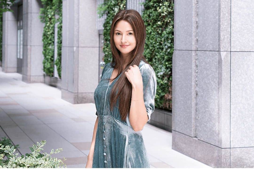 橋本麗香のインスタグラム：「@villalodola_japan  取材時の衣装は👗大好きな…💕 @stylings_official @1030kei  愛着のあるお洋服を纏っていると 心が柔らかく微笑むのを感じます😌 #好きなものだけに囲まれたい」
