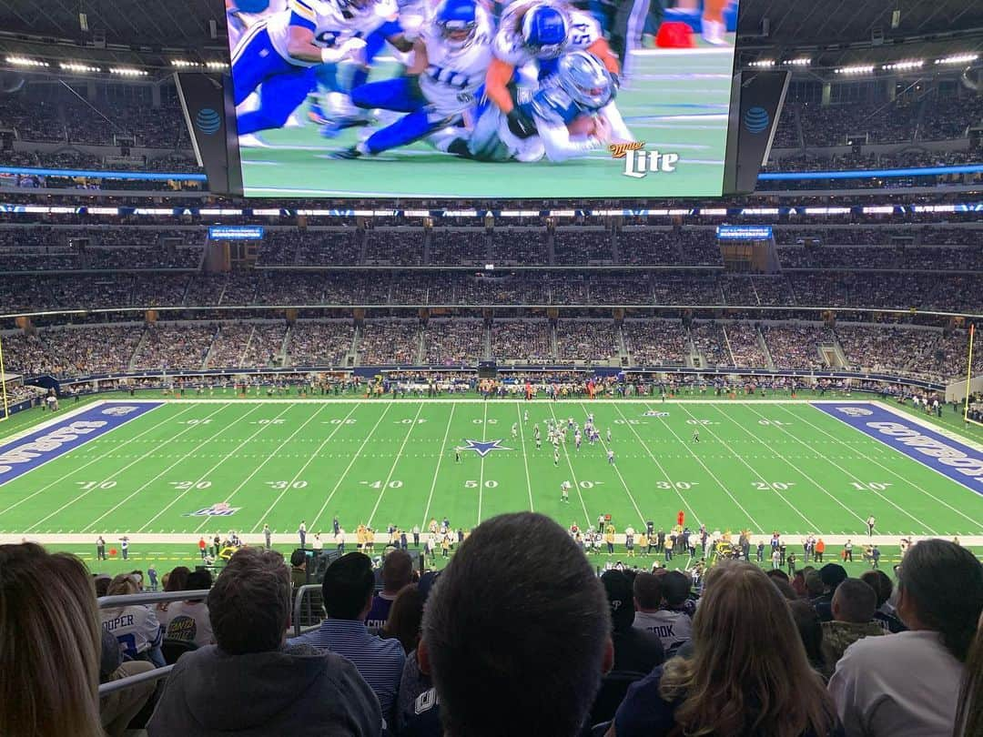 キム・カウフマンさんのインスタグラム写真 - (キム・カウフマンInstagram)「Skol!! Holding down Jerry World in my purple and yellow tonight. These three are definitely not getting a ride home. #govikings #attstadium #thankyoufortheticketsJim」11月11日 11時50分 - kimkaufmangolf