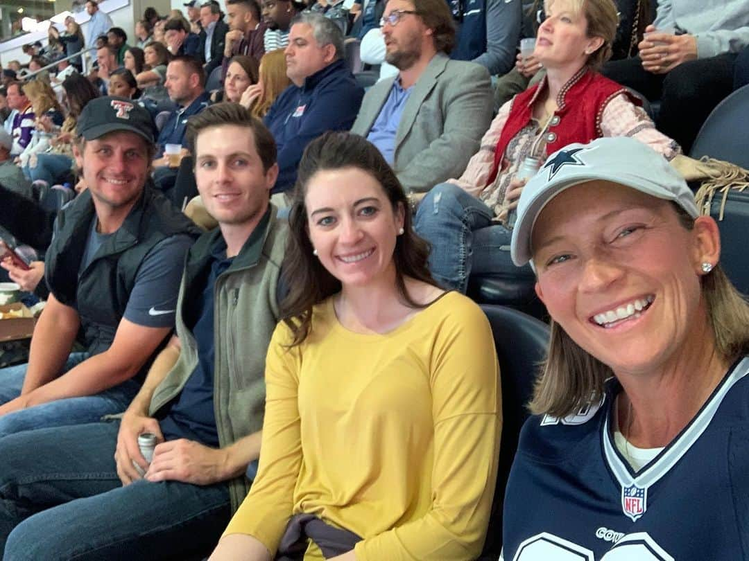 キム・カウフマンさんのインスタグラム写真 - (キム・カウフマンInstagram)「Skol!! Holding down Jerry World in my purple and yellow tonight. These three are definitely not getting a ride home. #govikings #attstadium #thankyoufortheticketsJim」11月11日 11時50分 - kimkaufmangolf