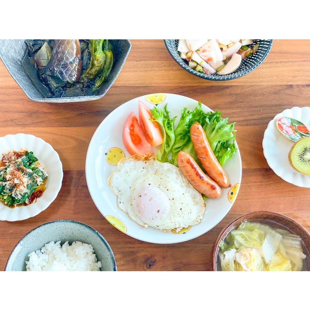 林弓束さんのインスタグラム写真 - (林弓束Instagram)「今朝の #ゆづ飯 #なすとししとうの揚げ浸し  #かぶの梅和え #ほうれん草のお浸し #目玉焼き #ウインナー  #キウイ #ごはん #白菜とベーコンのスープ  お腹いっぱい。 ごちそうさまです🙏」11月11日 12時00分 - hayashiyuzuka