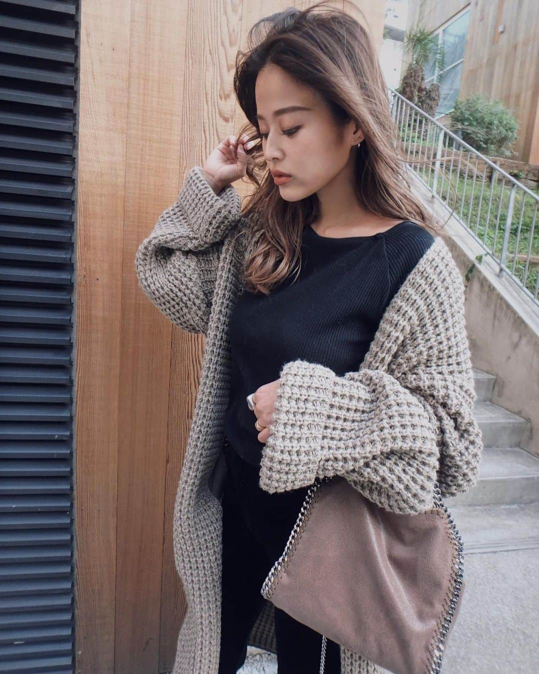 佐野真依子さんのインスタグラム写真 - (佐野真依子Instagram)「人気のカーディガン Tack Knitting Long Cardigan  このBLUEカラーもかわいくて オススメです♡ ざっくり大胆なワッフルニットが ボリュームがあって 重くなくて着心地よくてあったかいしオーバーサイズで中にも たくさん着込めて軽めのアウター として冬でもオススメです♡ 袖の折り返しとボリュームがかわいくてすっごくお気に入り♡ すぐに届くニットカーデです♡ Tack Knitting Long Cardigan ￥12,100(税込) @trunc88_official」11月11日 17時36分 - sanomaisanomai