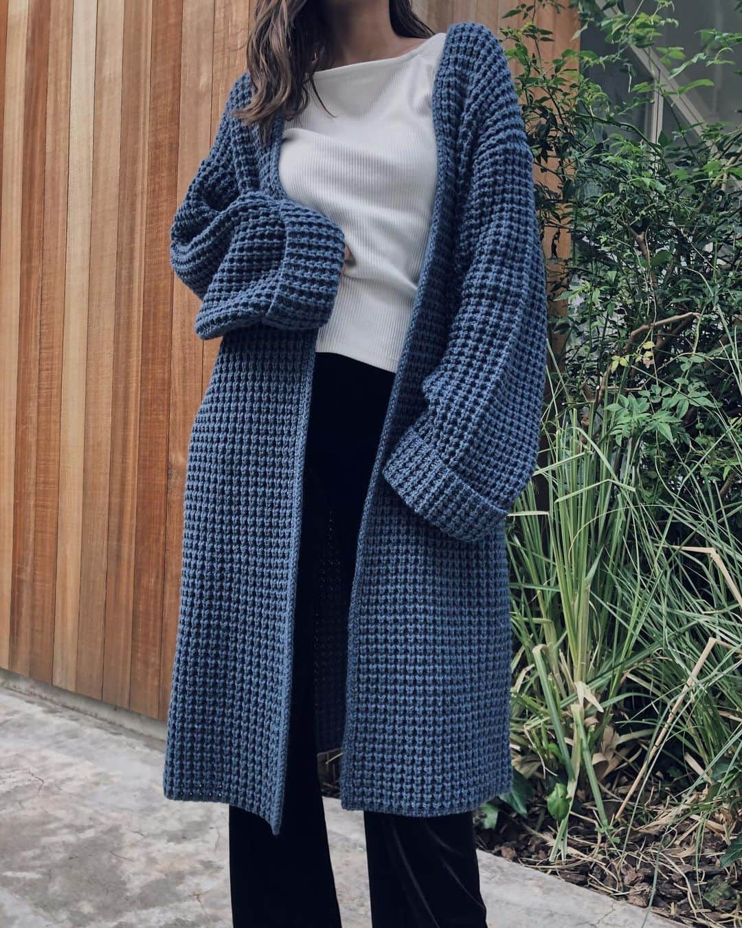 佐野真依子さんのインスタグラム写真 - (佐野真依子Instagram)「人気のカーディガン Tack Knitting Long Cardigan  このBLUEカラーもかわいくて オススメです♡ ざっくり大胆なワッフルニットが ボリュームがあって 重くなくて着心地よくてあったかいしオーバーサイズで中にも たくさん着込めて軽めのアウター として冬でもオススメです♡ 袖の折り返しとボリュームがかわいくてすっごくお気に入り♡ すぐに届くニットカーデです♡ Tack Knitting Long Cardigan ￥12,100(税込) @trunc88_official」11月11日 17時36分 - sanomaisanomai