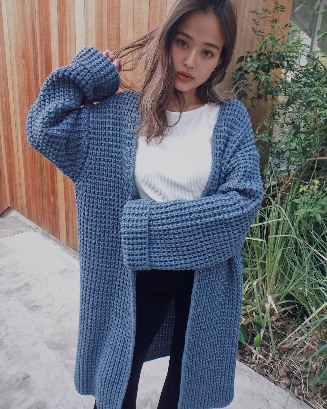 佐野真依子さんのインスタグラム写真 - (佐野真依子Instagram)「人気のカーディガン Tack Knitting Long Cardigan  このBLUEカラーもかわいくて オススメです♡ ざっくり大胆なワッフルニットが ボリュームがあって 重くなくて着心地よくてあったかいしオーバーサイズで中にも たくさん着込めて軽めのアウター として冬でもオススメです♡ 袖の折り返しとボリュームがかわいくてすっごくお気に入り♡ すぐに届くニットカーデです♡ Tack Knitting Long Cardigan ￥12,100(税込) @trunc88_official」11月11日 17時36分 - sanomaisanomai