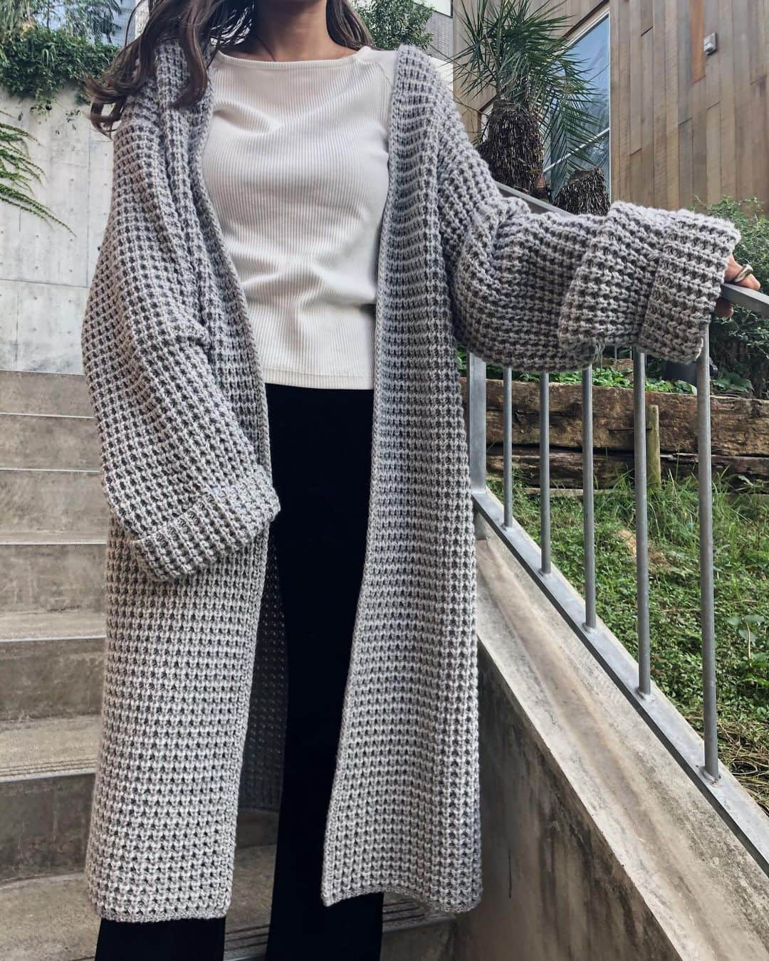 佐野真依子さんのインスタグラム写真 - (佐野真依子Instagram)「人気のカーディガン Tack Knitting Long Cardigan  このBLUEカラーもかわいくて オススメです♡ ざっくり大胆なワッフルニットが ボリュームがあって 重くなくて着心地よくてあったかいしオーバーサイズで中にも たくさん着込めて軽めのアウター として冬でもオススメです♡ 袖の折り返しとボリュームがかわいくてすっごくお気に入り♡ すぐに届くニットカーデです♡ Tack Knitting Long Cardigan ￥12,100(税込) @trunc88_official」11月11日 17時36分 - sanomaisanomai