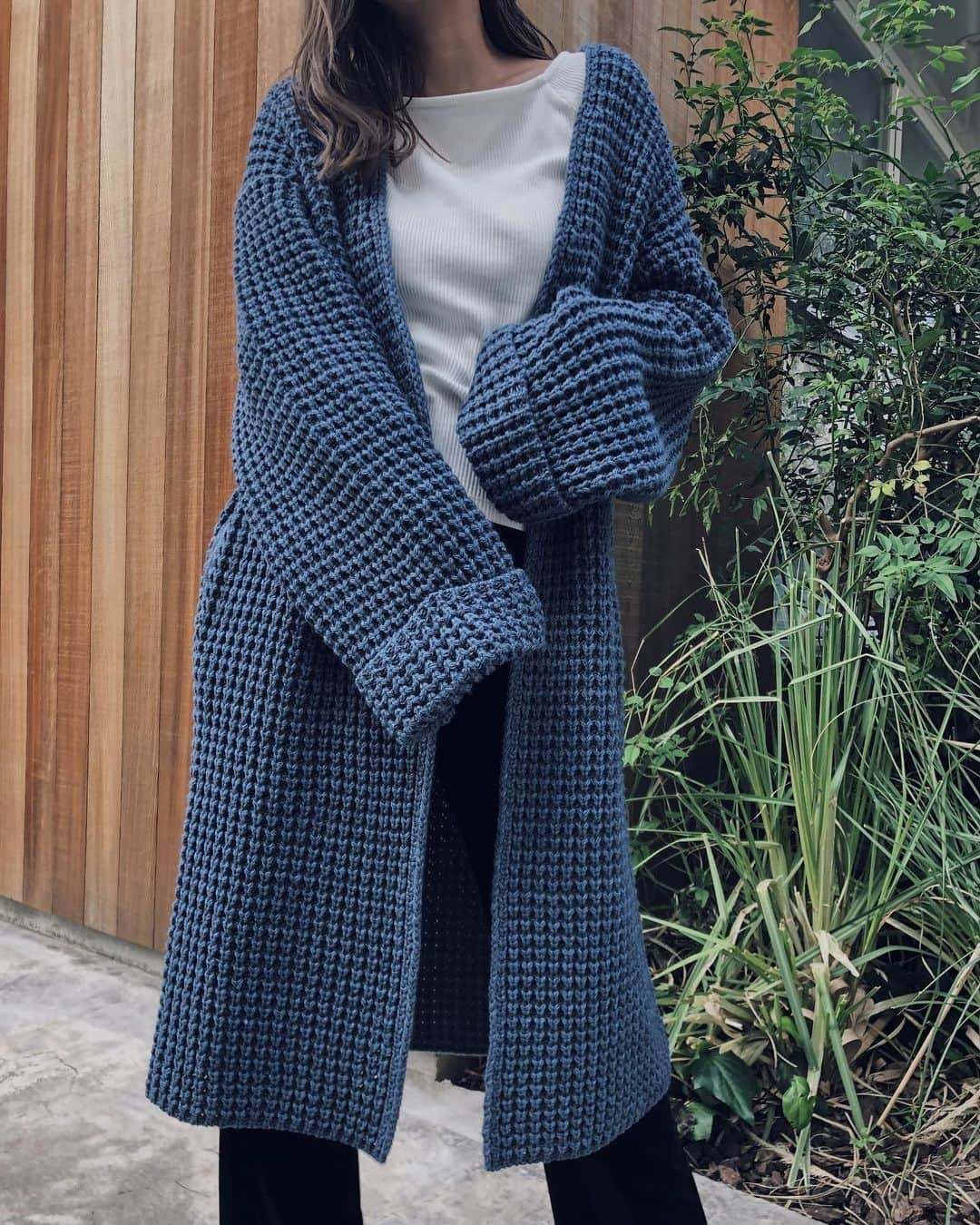 佐野真依子さんのインスタグラム写真 - (佐野真依子Instagram)「人気のカーディガン Tack Knitting Long Cardigan  このBLUEカラーもかわいくて オススメです♡ ざっくり大胆なワッフルニットが ボリュームがあって 重くなくて着心地よくてあったかいしオーバーサイズで中にも たくさん着込めて軽めのアウター として冬でもオススメです♡ 袖の折り返しとボリュームがかわいくてすっごくお気に入り♡ すぐに届くニットカーデです♡ Tack Knitting Long Cardigan ￥12,100(税込) @trunc88_official」11月11日 17時36分 - sanomaisanomai