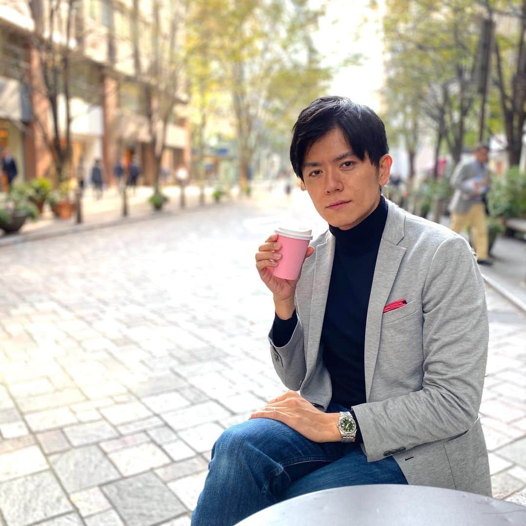 青木源太さんのインスタグラム写真 - (青木源太Instagram)「スマホを最新機種に変えた尾崎アナ。カメラ性能の進化が嬉しいようで普段は撮ってくれない僕を被写体にしてくれた。それに応えて僕も決めてみる。それにしてもポートレート機能すごいね。凄すぎて合成写真みたい。  #合成っぽい選手権 #ユニクロコーデ」11月11日 17時36分 - aoki.genta