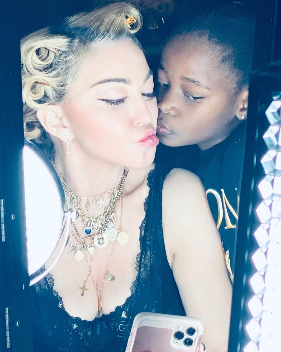 マドンナさんのインスタグラム写真 - (マドンナInstagram)「Kiss and Make-Up 💋💋💋. ................. #estere #madamextheatre #thecolosseum」11月11日 12時15分 - madonna