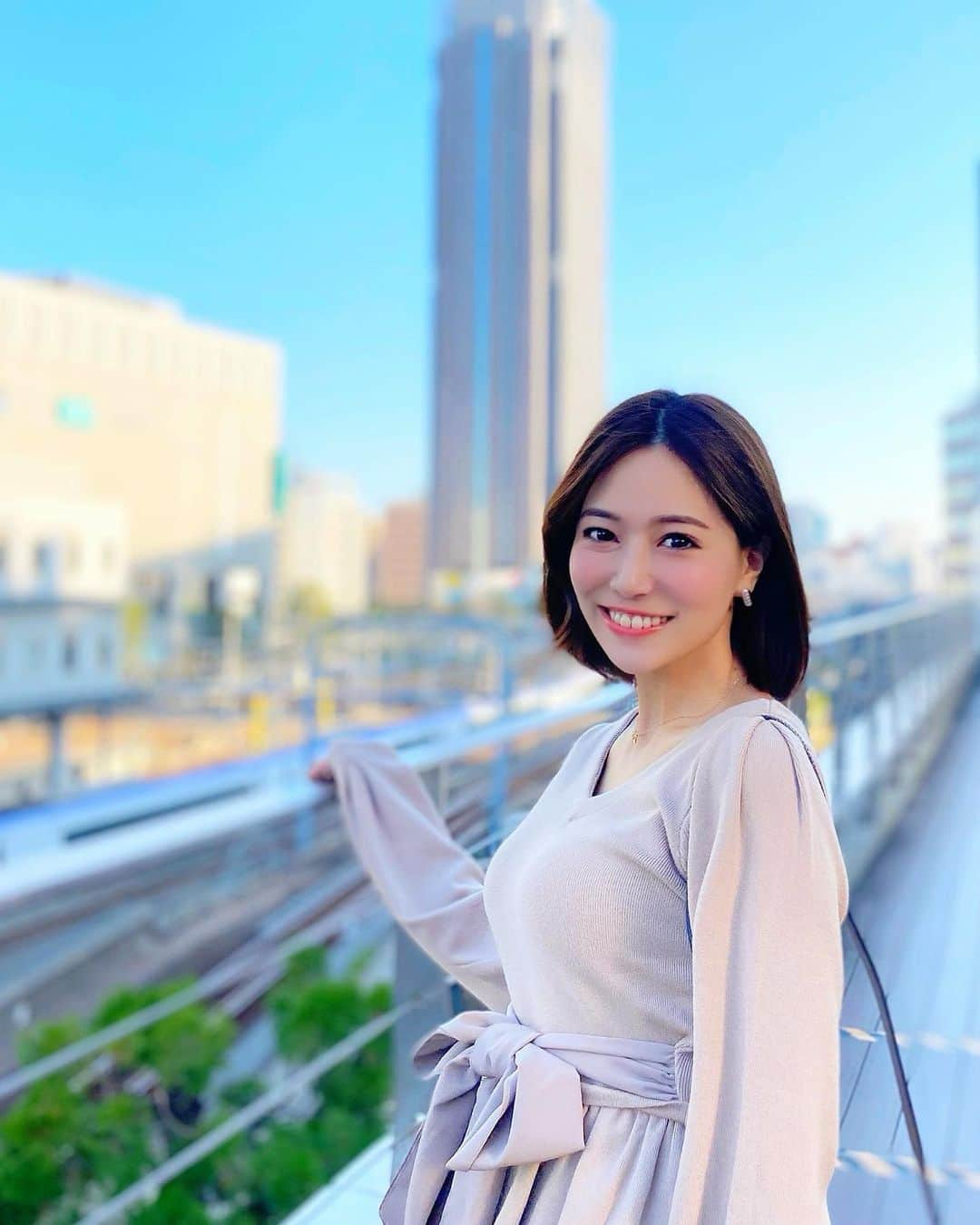 石井里奈さんのインスタグラム写真 - (石井里奈Instagram)「こんにちは🌞 . 今日明日は朝じゃなく、お昼の投稿😆 . 昨日は夜ご飯の前に新宿散策🚶‍♀️ . サザンテラスでぷらぷらしてたら電車が見える絶景スポットが🚃❤️ . 絶対電車好きにはたまらない🥺✨✨ . 上から見ると線路や電車がたくさん見えてワクワクして面白かったです❣️✨ . コーデは @miia_official の“褒められニット”💕リボンがウエストマークになっていてとっても可愛い🎀 . 今日はポッキーの日ですね。ポッキー買わなきゃ😆😆 . 午後もがんばっていきましょう☺️ . #miia #褒められニット #新宿 #新宿駅 #サザンテラス #電車 #電車好き #trains #線路 #ニットコーデ #knit #shinjuku #お出かけ #絶景 #東京観光 #ポッキー #ポッキーの日 #リボン #モテコーデ #デート #デート服 #date #東京都庁 #コーデ #プチプラコーデ #コーディネート #ファッション #りなまるコーデ #ribbon」11月11日 12時15分 - ri7tin1025