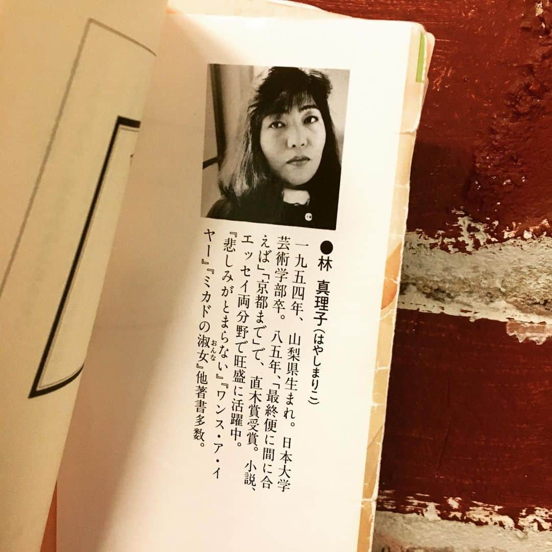 ソーズビー航洋さんのインスタグラム写真 - (ソーズビー航洋Instagram)「はぁぁぁスッキリした。 なんなの林先生、「よくぞ言ってくださった！そう！そう！よぉ！」なんて思いながら読んでたら80年代の本じゃないの。 とっくに昔から日本は沈み始め、変わってないんだなーって改めて、そしてさらに強く思わされた。 2010年代頃に人々が気がつき始めたものを林さんはこんな前から見ていたのね……凄すぎる。 本は基本的に10ページで諦めちまうんですが林真理子先生の手にかかれば1日目は60ページまでひとっ飛び。 お茶しながらくっちゃべってる感覚で読めた。 #マリコジャーナル #林真理子」11月11日 12時08分 - cameron.soesbe