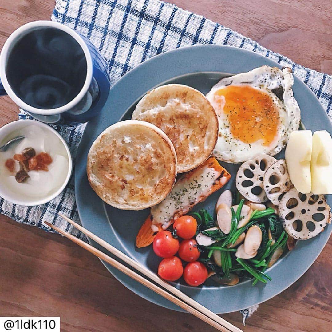 のインスタグラム：「@1ldk110 様  らでぃっしゅぼーやの食材を使った投稿をご紹介致します。  お野菜たくさんの朝食にして頂きました！  人参のソテーとっても美味しそうです♪ お野菜の味を活かした素敵なお料理にして頂きありがとうございます。 ・ ・ ・  朝ごはん。 今日はおかずが盛り盛りですが、らでぃっしゅぼーやさんからお試しセットを頂きましたのでその食材たちです。 パンとコーヒーとヨーグルト以外は全部そう。 目玉焼きの黄身が割れて潰れてしまったのが残念ですけども。 野菜だけかと思ったらお肉や卵や果物まで入ってて（写真3枚目)、これだけの量があったら私だと1週間以上は生きていけます。 ちょっと前から試してみたかった人参のソテーを作ってみた。 オリーブオイルで人参焼いてその上にとろけるチーズ乗せて焼いたの。 美味しく人参がたくさんたべれる。 あと見たこともない野菜も入ってて、「まこもたけ」という筍に似た食感なのかな？ 昨日の晩ごはんに一緒に頂いた豚肉とともにオイスターソースで炒めて食べたけど美味しかったです。（4枚目の写真) #1ldk110breakfast #breakfast #朝ごはん #朝食 #ワンプレート #ワンプレート朝ごはん #ひとりごはん #ひとり暮らしごはん #ひとり暮らし #イイホシユミコ #らでいっしゅぼーや」