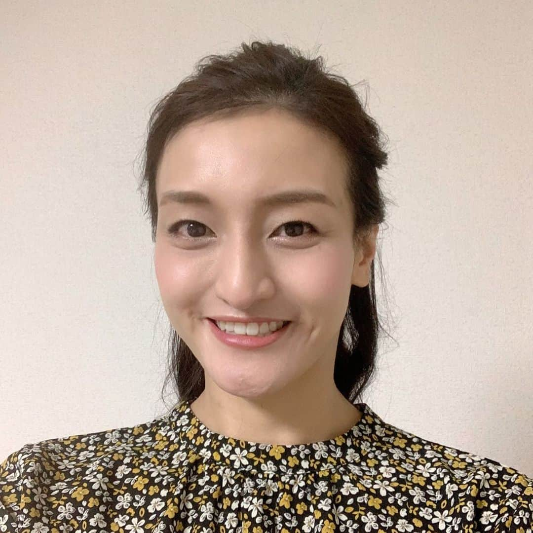 瑞羽奏都（水谷美月）さんのインスタグラム写真 - (瑞羽奏都（水谷美月）Instagram)「日曜日の『BOAT RACE TIME』の髪型です✨ ﻿ ﻿ 今回は男性ヘアメイクさん🧑 ハーフアップヘアにして下さいました✨ 表面の辺りを、ストレートアイロンでウェーブつけてからハーフアップで結び、トップの部分は髪を引っ張り出して緩めてました。ただ、この絶妙の緩める感じって…スーパー不器用人間からしたら、至難の技😭 後ろはコテでカールをつけていました！  ヘアメイクは、昨日はキリッと、今日はフワっとした印象で対照的な感じの仕上り。 毎回どんな感じの顔・髪型になるか楽しいです👍  #水谷美月 #瑞羽奏都  #ボートレース #ボートレースタイム ﻿ #boatrace #boatracetime ﻿ #jlc #レジャーチャンネル ﻿ #スカパー #cs﻿ #ヘアアレンジ﻿ #ハーフアップ #ハーフアップアレンジ」11月11日 12時17分 - mizuki.m_mizuha