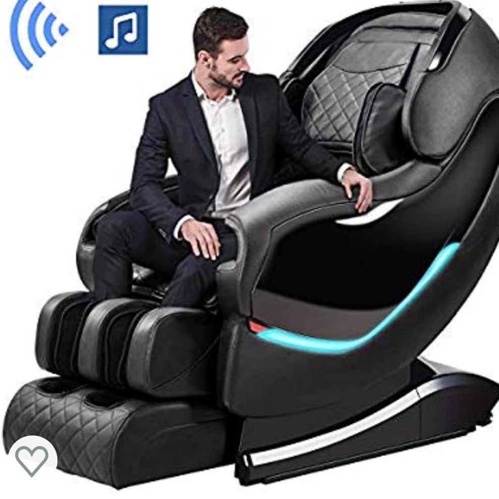 タイラー・ポジーのインスタグラム：「Giant car seat for your buddies. It keeps them safe while you keep your peace of mind」