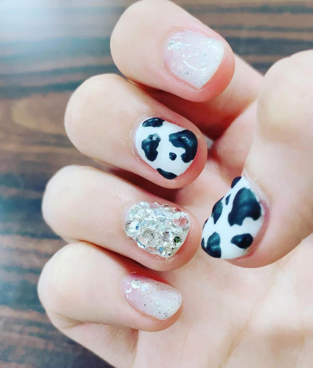 のぐちゆりさんのインスタグラム写真 - (のぐちゆりInstagram)「今回のネイル💅 写真だとわかりづらいけど、牛柄の模様をモコモコさせてるんだよ！！ 薬指はミラーボール仕様🌟 牛柄を入れつつ、いつもよりポップさを抑えてクールな感じにしました〜！ お気に入り💅✨ #シンデレラ7th #及川雫」11月11日 12時25分 - chan_yuyu_ri