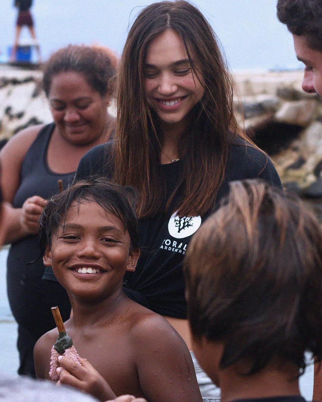 アレクシス・レンさんのインスタグラム写真 - (アレクシス・レンInstagram)「Teaching the kids today about coral restoration. Let’s save our reefs @coralgardeners」11月11日 12時25分 - alexisren