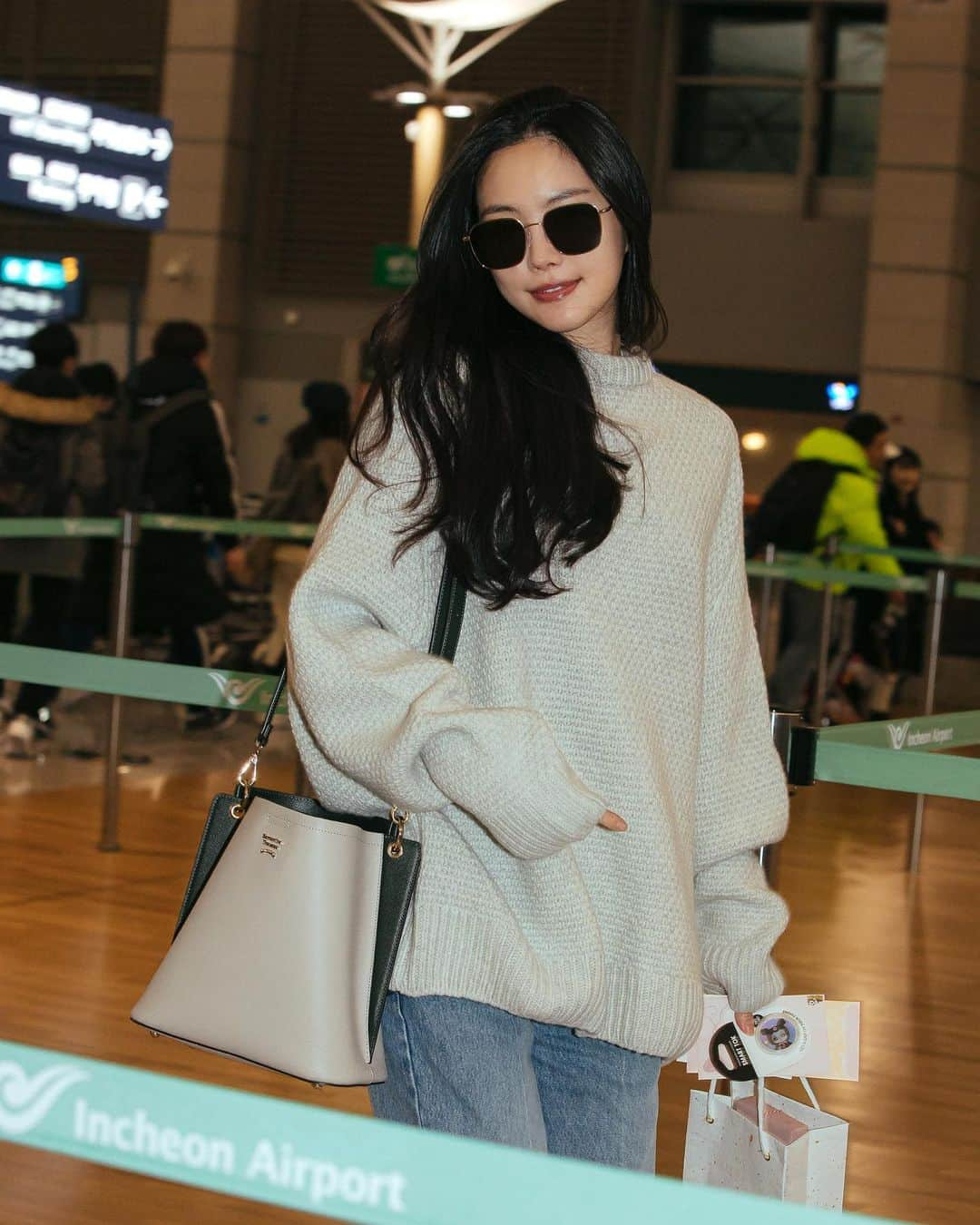 가로수길 , Seoulさんのインスタグラム写真 - (가로수길 , SeoulInstagram)「Airport Fashion Style With @marcellasne_ 🔥🔥💥 오랜만에 손나은님 공항패션  언제봐도 너무 멋진 나은님 😍 내츄럴한 스타일도 너무 잘어울려」11月11日 12時30分 - jaylim1