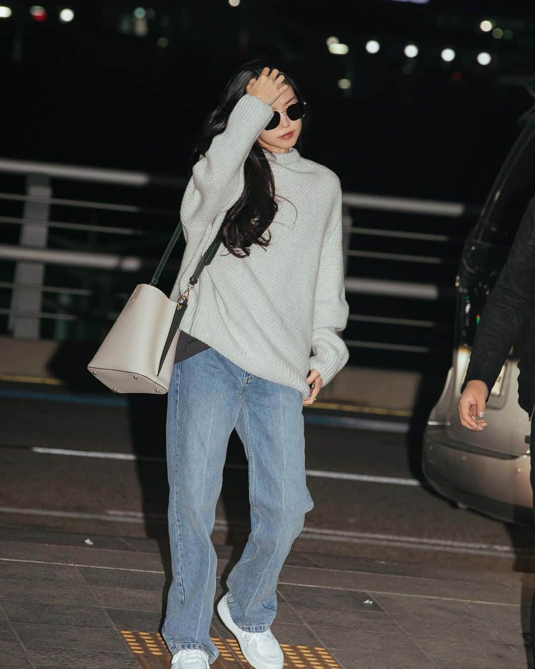 가로수길 , Seoulのインスタグラム：「Airport Fashion Style With @marcellasne_ 🔥🔥💥 오랜만에 손나은님 공항패션  언제봐도 너무 멋진 나은님 😍 내츄럴한 스타일도 너무 잘어울려」