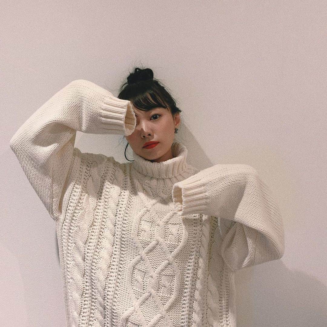 sayocoのインスタグラム：「袖のたっぷり感が可愛い #rustal のケーブルニット🧶♥️ (仕事後で顔が死んでるのはご愛嬌😑) ・ この冬もケーブルニットはマストですね☺️ ・ ・ #ケーブルニット#タートルニット」