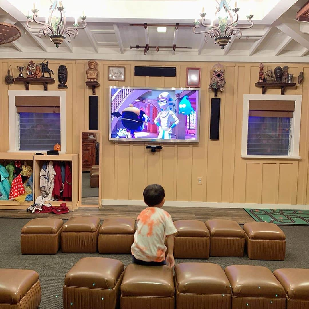 澤野井香里さんのインスタグラム写真 - (澤野井香里Instagram)「子供の夢の園〝Aunty's Beach House〟✨ ﻿ ﻿ ハワイの文化や音楽、芸術をディズニー魔法と共に学んで遊べる子供だけの#アンティーズビーチハウス はゲーム部屋や映画鑑賞のお部屋、変身スペースに広いお庭もあり、大人も入りたいほど楽しめる夢の世界 ♡﻿ ﻿ 見学のできる午前中に私も一緒に入ってみて、毎日行きたいと言っていつもニコニコ笑顔で帰ってきてるのも納得の場所＾＾ ﻿ 入れる条件が3歳以上でオムツが取れていることだったので、来るまでに必死でトイトレ😂﻿ ﻿ 帰り際、並ぶの苦手で全く行かなかったキャラクターグリーティングだけど、たまたま会えたモアナとパチリ✨﻿ ﻿ #ks_trip✨ #ks_trip_hawaii✈️ #ks_trip_🇺🇸 #kaoris_family #kaoris_family_2019 #ks_19✨ #hawaii #aulanidisneyresort #aulani #ディズニー #アウラニディズニー #男の子ママ #女の子ママ #関西ママ #京都ママ #👶 #ママライフ #0才 #3才 #赤ちゃん #赤ちゃんとおでかけ #ハワイ #家族旅行 #ハワイ旅行 #子連れ海外 #子連れハワイ #S⭐️_ #M🍒_  #s⭐️m🍒」11月11日 12時31分 - kaori_sawanoi