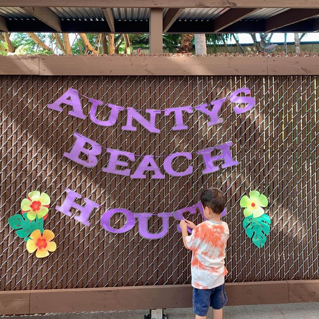 澤野井香里さんのインスタグラム写真 - (澤野井香里Instagram)「子供の夢の園〝Aunty's Beach House〟✨ ﻿ ﻿ ハワイの文化や音楽、芸術をディズニー魔法と共に学んで遊べる子供だけの#アンティーズビーチハウス はゲーム部屋や映画鑑賞のお部屋、変身スペースに広いお庭もあり、大人も入りたいほど楽しめる夢の世界 ♡﻿ ﻿ 見学のできる午前中に私も一緒に入ってみて、毎日行きたいと言っていつもニコニコ笑顔で帰ってきてるのも納得の場所＾＾ ﻿ 入れる条件が3歳以上でオムツが取れていることだったので、来るまでに必死でトイトレ😂﻿ ﻿ 帰り際、並ぶの苦手で全く行かなかったキャラクターグリーティングだけど、たまたま会えたモアナとパチリ✨﻿ ﻿ #ks_trip✨ #ks_trip_hawaii✈️ #ks_trip_🇺🇸 #kaoris_family #kaoris_family_2019 #ks_19✨ #hawaii #aulanidisneyresort #aulani #ディズニー #アウラニディズニー #男の子ママ #女の子ママ #関西ママ #京都ママ #👶 #ママライフ #0才 #3才 #赤ちゃん #赤ちゃんとおでかけ #ハワイ #家族旅行 #ハワイ旅行 #子連れ海外 #子連れハワイ #S⭐️_ #M🍒_  #s⭐️m🍒」11月11日 12時31分 - kaori_sawanoi