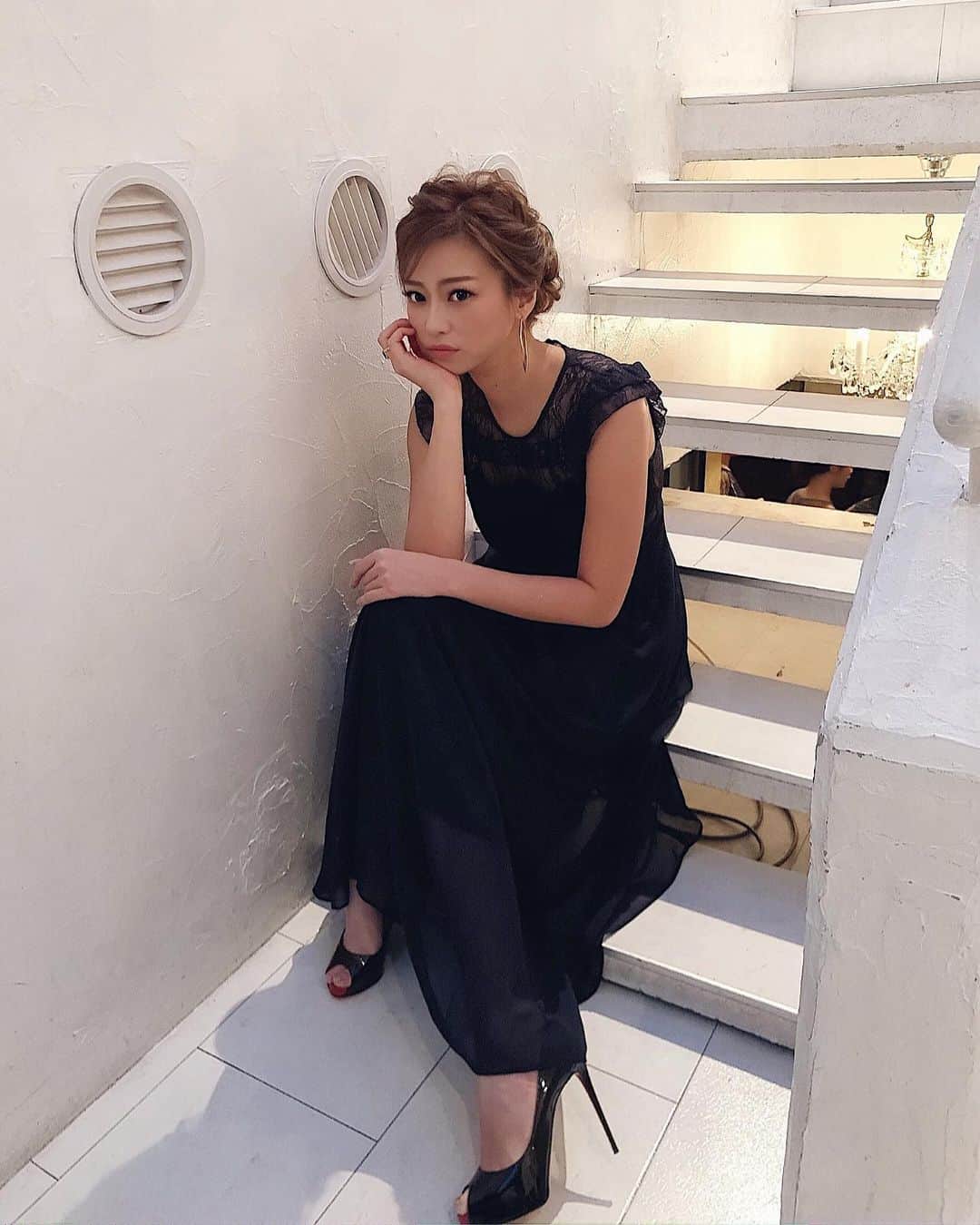 長谷川唯のインスタグラム：「・ ・ 結婚式の二次会にお呼ばれしたのでドレスアップしたよ♥️やっぱり結婚式はたくさんの幸せをもらえるね🕊 ・ ・ にしてもアプリで撮る写真は顔がすんごい🙈💦笑　あまりだけど載せよう😂 ・ ・ #happywedding #party #partydress #二次会ドレス #happy #love」