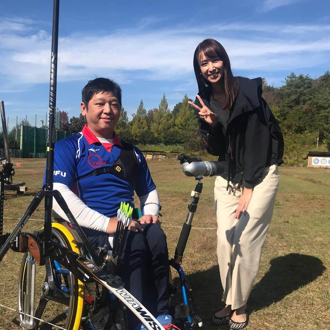 森美紅のインスタグラム：「先日#パラアーチェリー の岐阜県強化指定選手である#篠田泰邦 さんの練習風景を取材させて頂きました！  テレビでアーチェリーの試合を見たことはあるものの、生で見るのは初めての私👀静けさの中に空気が引き締まるような緊張感を感じ、流石だなぁとは思いながらも、淡々と矢を放つ篠田さんにすっかり騙されました😵笑 まず弓が重い！体から離してだと片手で持てない…弦もかたくてビックリするくらい引けない…トップ選手のすごさを体感しました‼︎ この模様は#岐阜県政ほっとライン をご覧下さい😊  #ぎふチャン #岐阜放送 #県政ほっとライン #森美紅 #障害者スポーツ #アーチェリー #パラアーチェリー #パラスポーツ #篠田泰邦 さん」