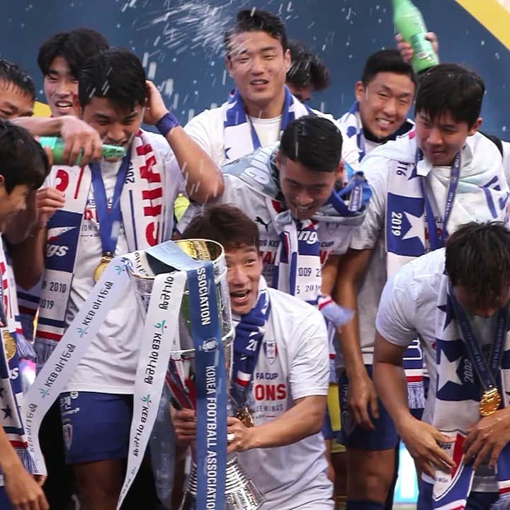 キム・ミヌのインスタグラム：「FACUP CHAMPION 🏆  #수원삼성블루윙즈 #FACUP #우승 #CHAMPION」