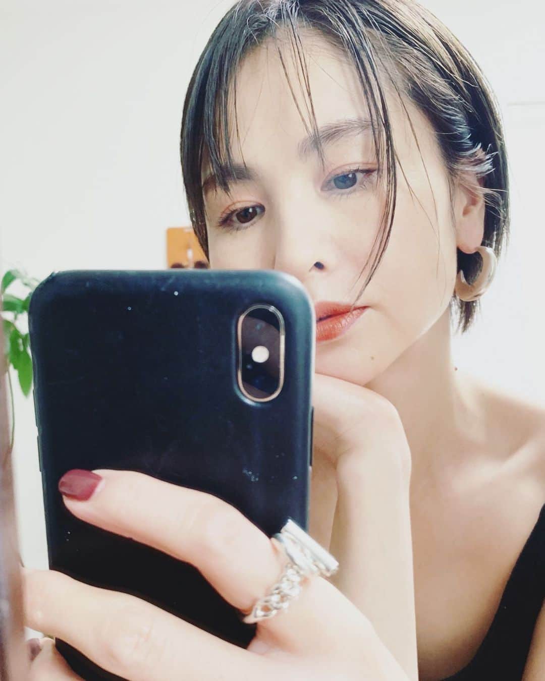 のインスタグラム：「お久しぶりの前髪✂︎ @hamaguchiyuichi  コーディネートが変わりますね 前髪って‼︎ まだまだ模索中 でも、下ろしたり流したり、色々バリエーションつけられるから楽しい  そして、ネイル💅は、初めて三茶店へ‼︎ @balo_sancha  ほぼ前回と同じカラーだけど、今回も6色混ぜてオリジナルカラーを作って頂きました もうちょっと濃くーとか、赤み足してーとか、話しながらの色作りは見てて楽しい 服作りとは違った過程があって、興味深く見ておりました 納得のBrownBordeaux いつも、ありがとうございます」
