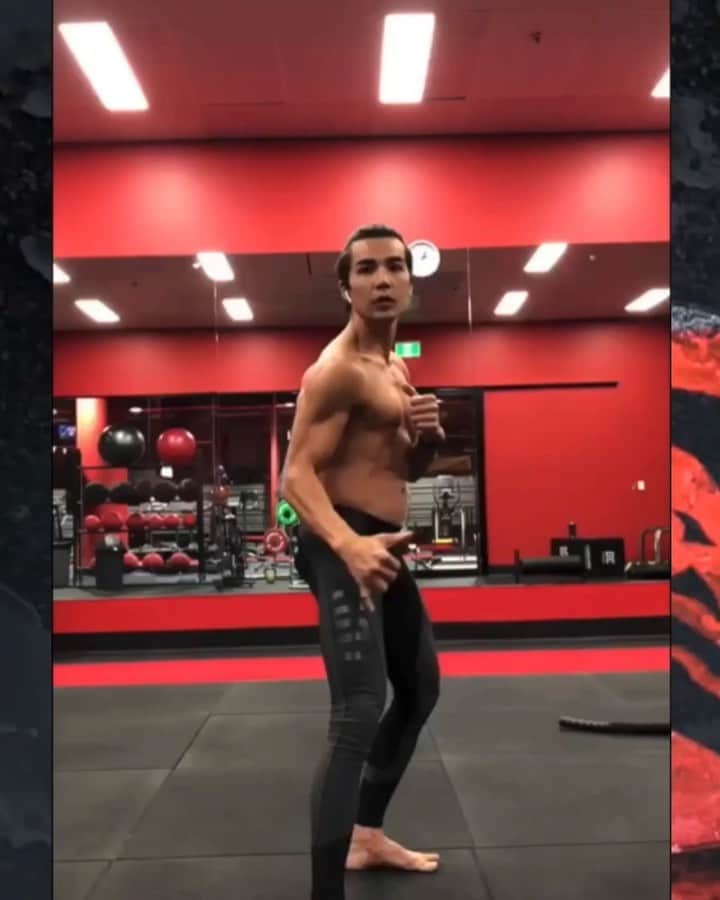 ルーディ・リンのインスタグラム：「We kick it everyday that starts with Monday 🐉 💯 #kickingmondays #MortalKombat #LiuKang」