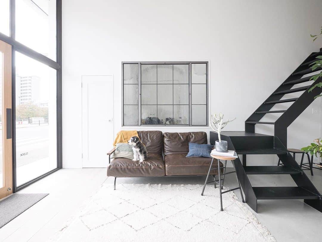 響さんのインスタグラム写真 - (響Instagram)「玄関土間を広く設計してソファを置く👌 空間の使い方としては贅沢ですがかっこいい😎 ・ ちなみにソファもオリジナルでデザイン✨ 脚部分を少し内側に入れてるのがポイント💡」11月11日 12時56分 - kyo_clock