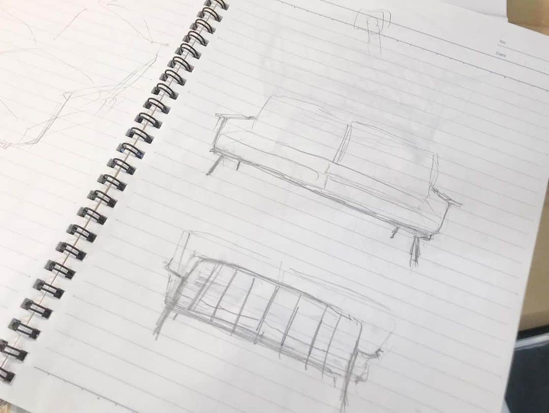 響さんのインスタグラム写真 - (響Instagram)「玄関土間を広く設計してソファを置く👌 空間の使い方としては贅沢ですがかっこいい😎 ・ ちなみにソファもオリジナルでデザイン✨ 脚部分を少し内側に入れてるのがポイント💡」11月11日 12時56分 - kyo_clock