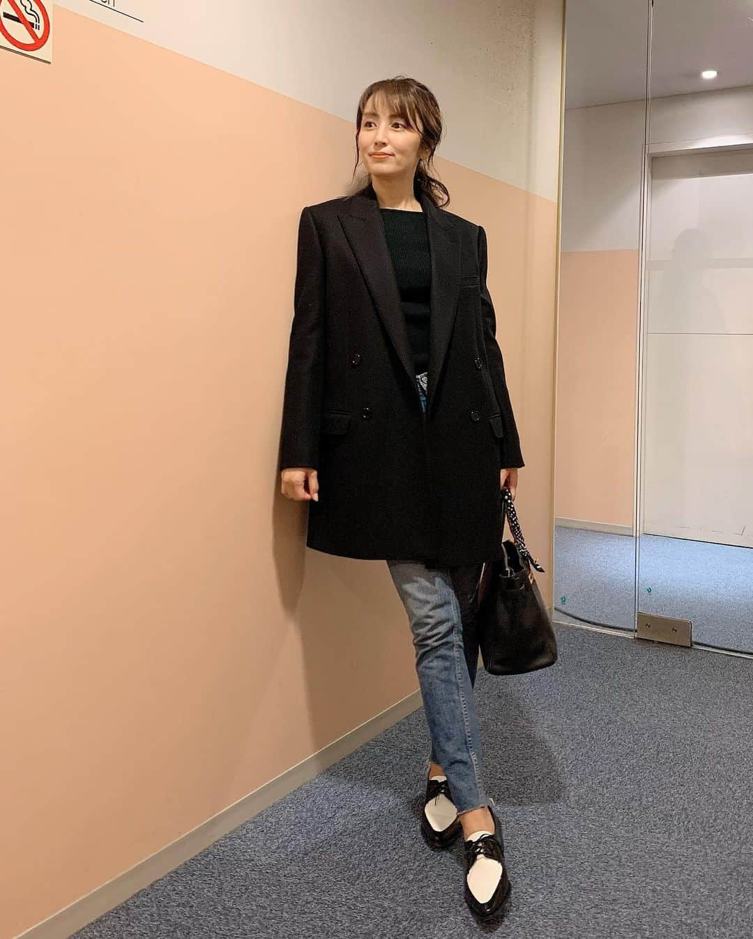 矢田亜希子さんのインスタグラム写真 - (矢田亜希子Instagram)「もう寒いからコート。newコート‼︎ #newコート#celine#セリーヌ#ジャケットコート#webalamoda #リブニットおすすめ#webalamodabyakikoyada #grlfrnd#grlfrnddenim #hermes#私服#コートの季節」11月11日 13時00分 - akiko_yada