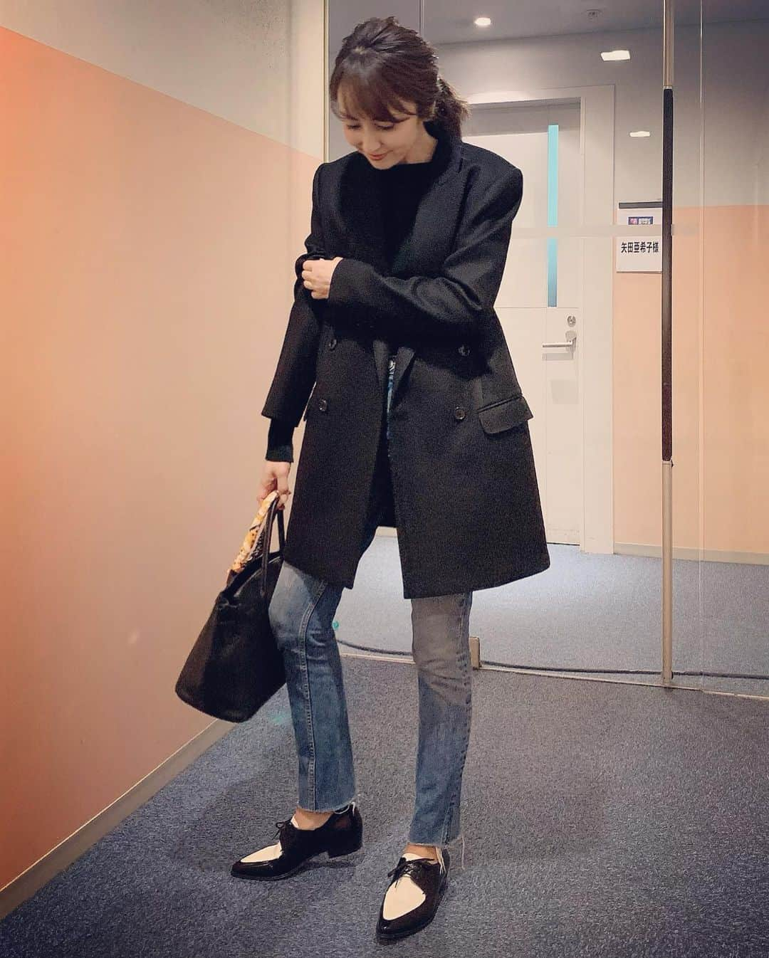 矢田亜希子さんのインスタグラム写真 - (矢田亜希子Instagram)「もう寒いからコート。newコート‼︎ #newコート#celine#セリーヌ#ジャケットコート#webalamoda #リブニットおすすめ#webalamodabyakikoyada #grlfrnd#grlfrnddenim #hermes#私服#コートの季節」11月11日 13時00分 - akiko_yada