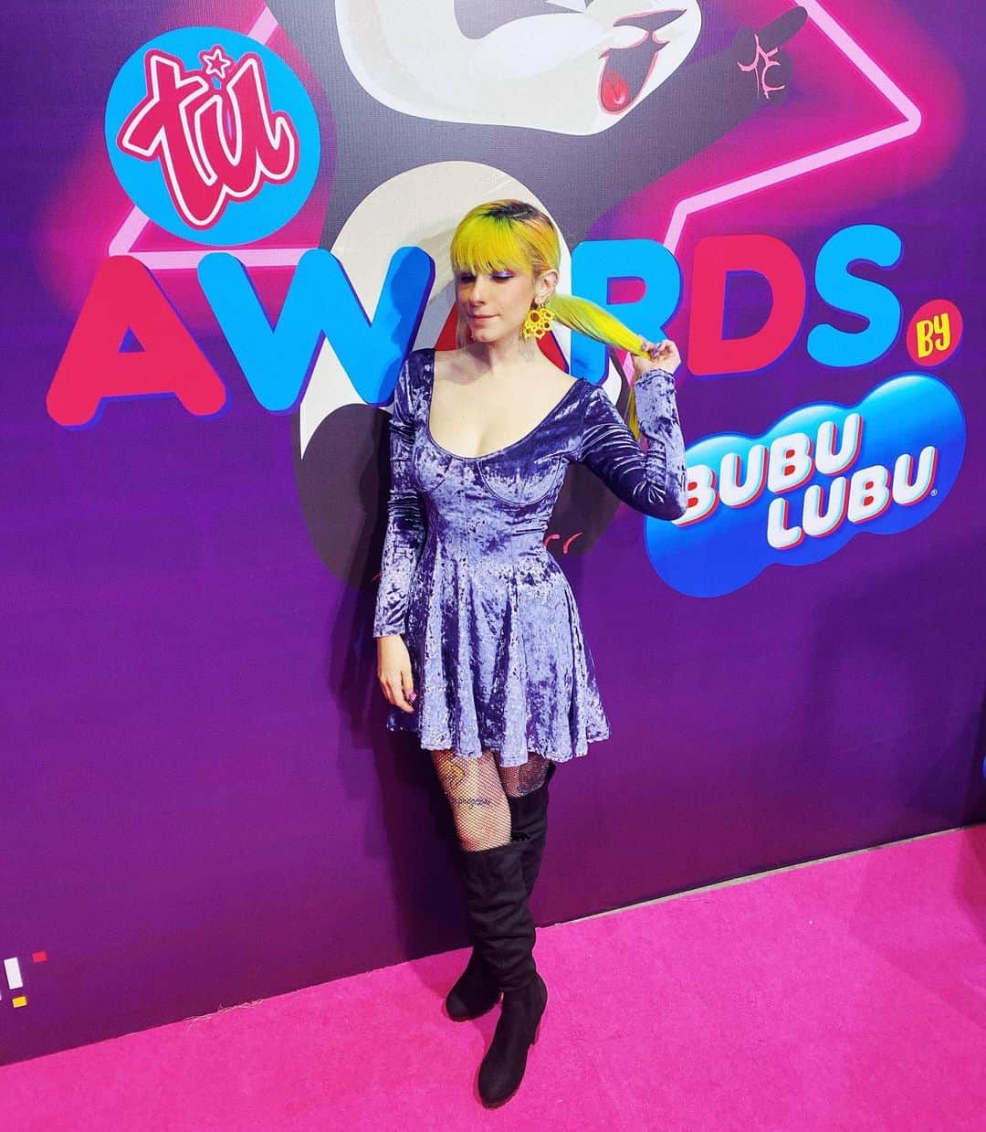 ミランダ・イバネスのインスタグラム：「#tuawards2019 💜✨ Que cosa más loca que personitas de internet ya estén en todos los medios de comunicación tradicionales ! 💙  No creen que es increíble estar en las portadas de las revistas que comprábamos de chiquitos ??? A mi me vuela la cabeza 😯🤯✨」