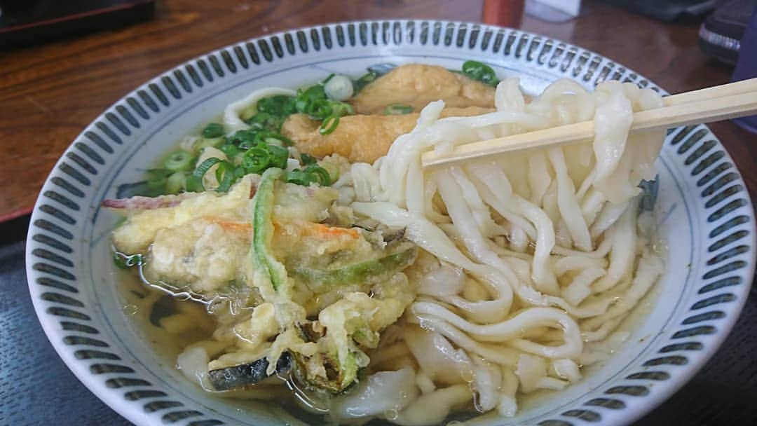 松本康太さんのインスタグラム写真 - (松本康太Instagram)「鳴門うどん(鳴ちゅるうどん)♪『しのだ (きつねうどんの発祥の名)』徳島県の「船本うどん」と言うお店♪麺が特徴的！柔らかくて親しみのある感じ！これはどん兵衛の麺に近いのです♪リアルどん兵衛！めちゃくちゃ美味しいのです(*^^*) #鳴門うどん #なるちゅるうどん #徳島県 #船本うどん #しのだ #リアル #どん兵衛 #レギュラー松本 #あるある探検隊 #鳴ちゅるうどん」11月11日 13時15分 - aruarutankentai.matsumoto