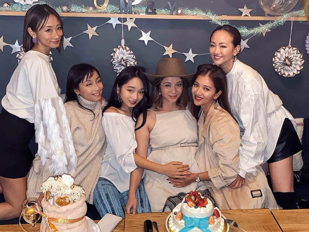 上原歩さんのインスタグラム写真 - (上原歩Instagram)「baby shower🐳💕 顔だけみたら妊婦さんとわからないくらい可愛い妊婦さん♡🤰🏻 ゆかりん、会えるの楽しみにしてるよ💘 ・ #love #happy #life #instagood  #babyshower  #ドレスコードは白」11月11日 13時09分 - ayumiuehara