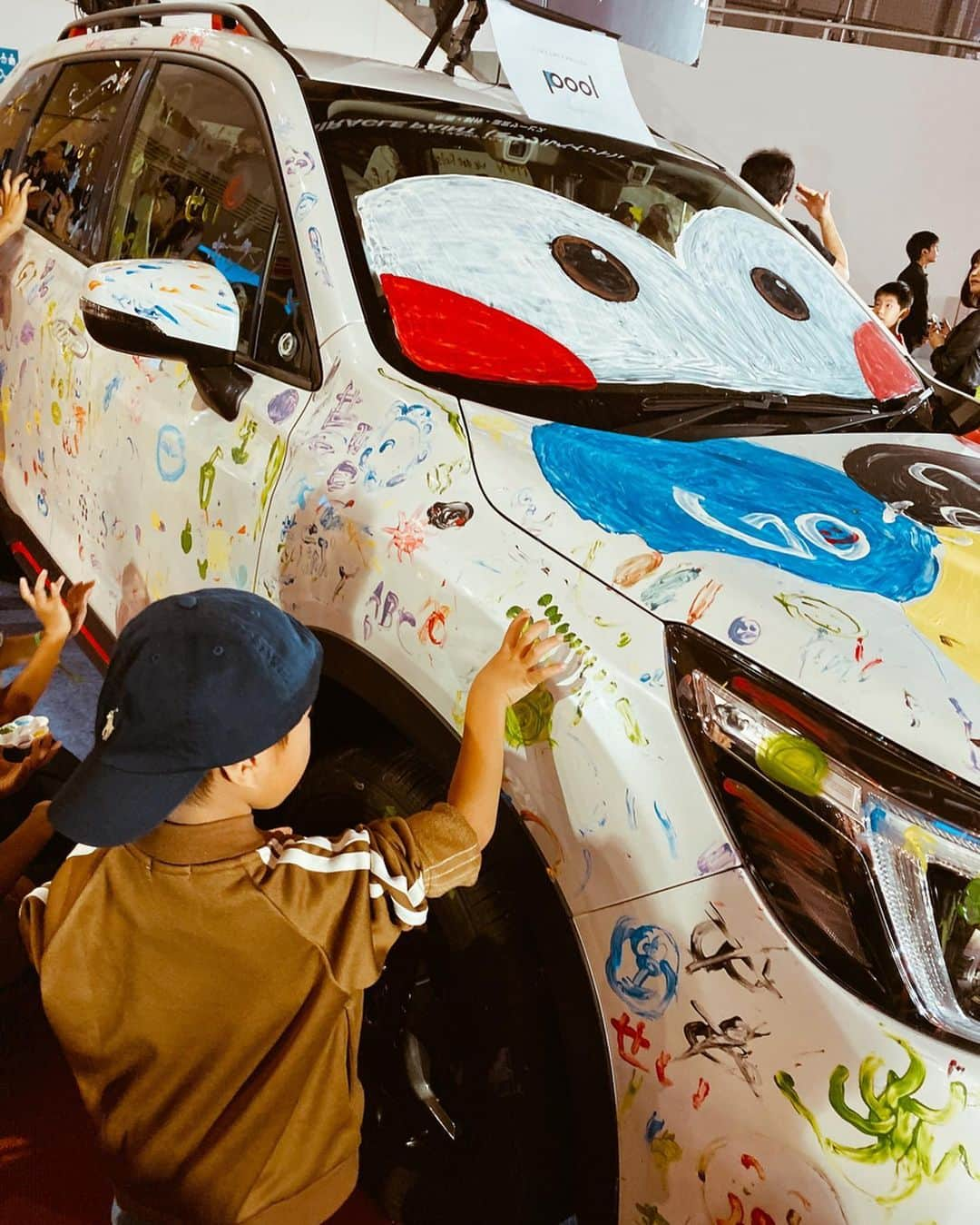 高橋菜摘さんのインスタグラム写真 - (高橋菜摘Instagram)「TMS🏎 @tms_eng 📍東京モーターショー . 車に全然興味ない私ですが 今年のモーターショーは 何やら子供向けとのことで　 おっとくん家族との家族旅行の 最終日に行ってきました♡ 家族で朝まで語りすぎて ほぼ全員オール明けだったから 普段から夜泣きで寝れてない私にとって まじで地獄の朝だったけど 行って良かった〜！🤣笑 . ここで見た「未来」はいつか息子の時代に 「今」になるのかなぁ（´-`）.｡oO 子供たちとって色んな刺激がたくさん！ 大好きなトミカ博やお仕事体験が出来る キッザニア東京がTMSへ♡ 小学生になったらまた来たいな〜！ 招待してもらったけど行けずだった ドローンショーもいつかまた🙃 #tms2019  ______________ #東京モーターショー  #東京モーターショー2019  #トミカ #キッザニア #息子 #5歳 #旅行 #家族旅行 #ムスコーデ」11月11日 13時11分 - natsu128