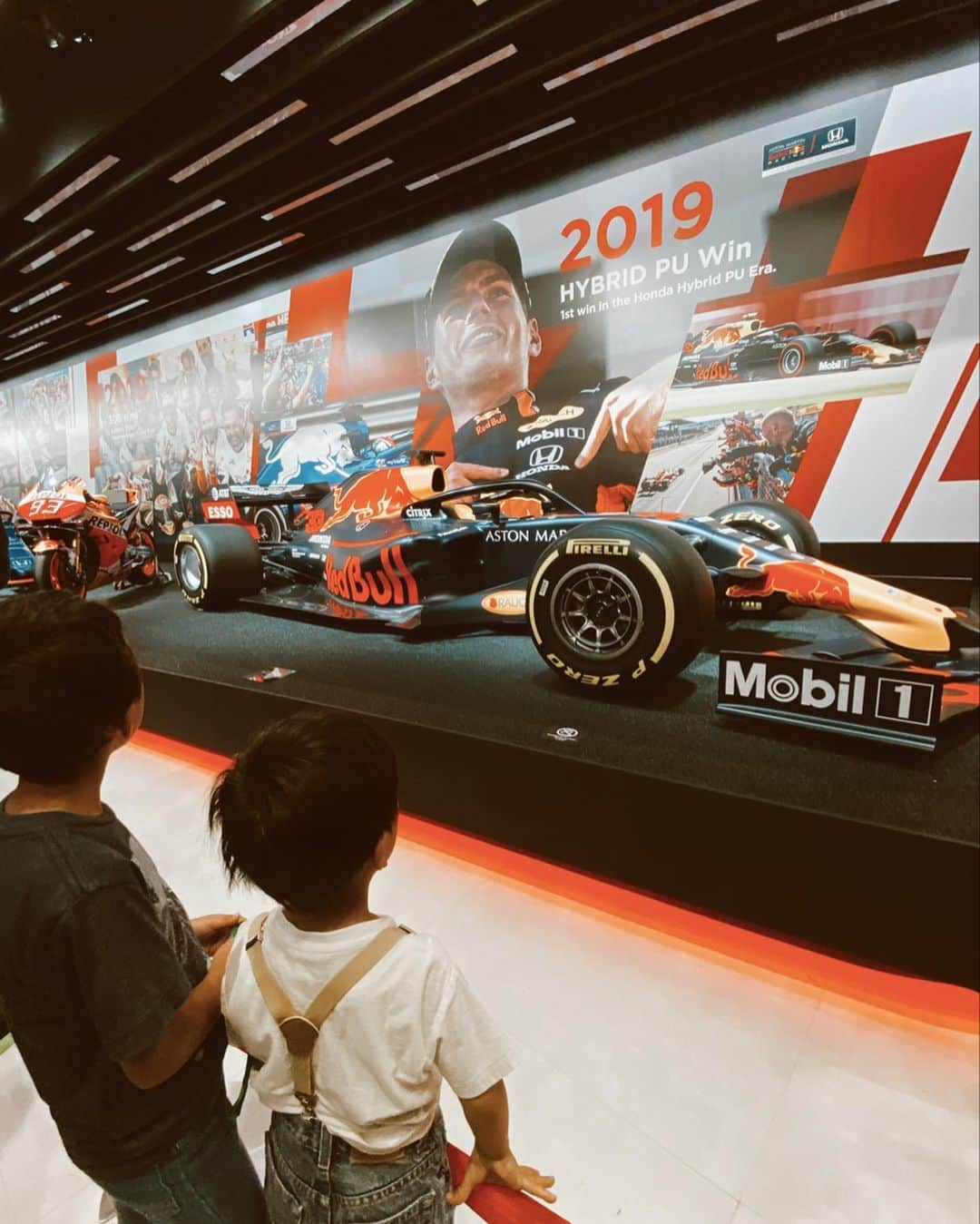 高橋菜摘さんのインスタグラム写真 - (高橋菜摘Instagram)「TMS🏎 @tms_eng 📍東京モーターショー . 車に全然興味ない私ですが 今年のモーターショーは 何やら子供向けとのことで　 おっとくん家族との家族旅行の 最終日に行ってきました♡ 家族で朝まで語りすぎて ほぼ全員オール明けだったから 普段から夜泣きで寝れてない私にとって まじで地獄の朝だったけど 行って良かった〜！🤣笑 . ここで見た「未来」はいつか息子の時代に 「今」になるのかなぁ（´-`）.｡oO 子供たちとって色んな刺激がたくさん！ 大好きなトミカ博やお仕事体験が出来る キッザニア東京がTMSへ♡ 小学生になったらまた来たいな〜！ 招待してもらったけど行けずだった ドローンショーもいつかまた🙃 #tms2019  ______________ #東京モーターショー  #東京モーターショー2019  #トミカ #キッザニア #息子 #5歳 #旅行 #家族旅行 #ムスコーデ」11月11日 13時11分 - natsu128