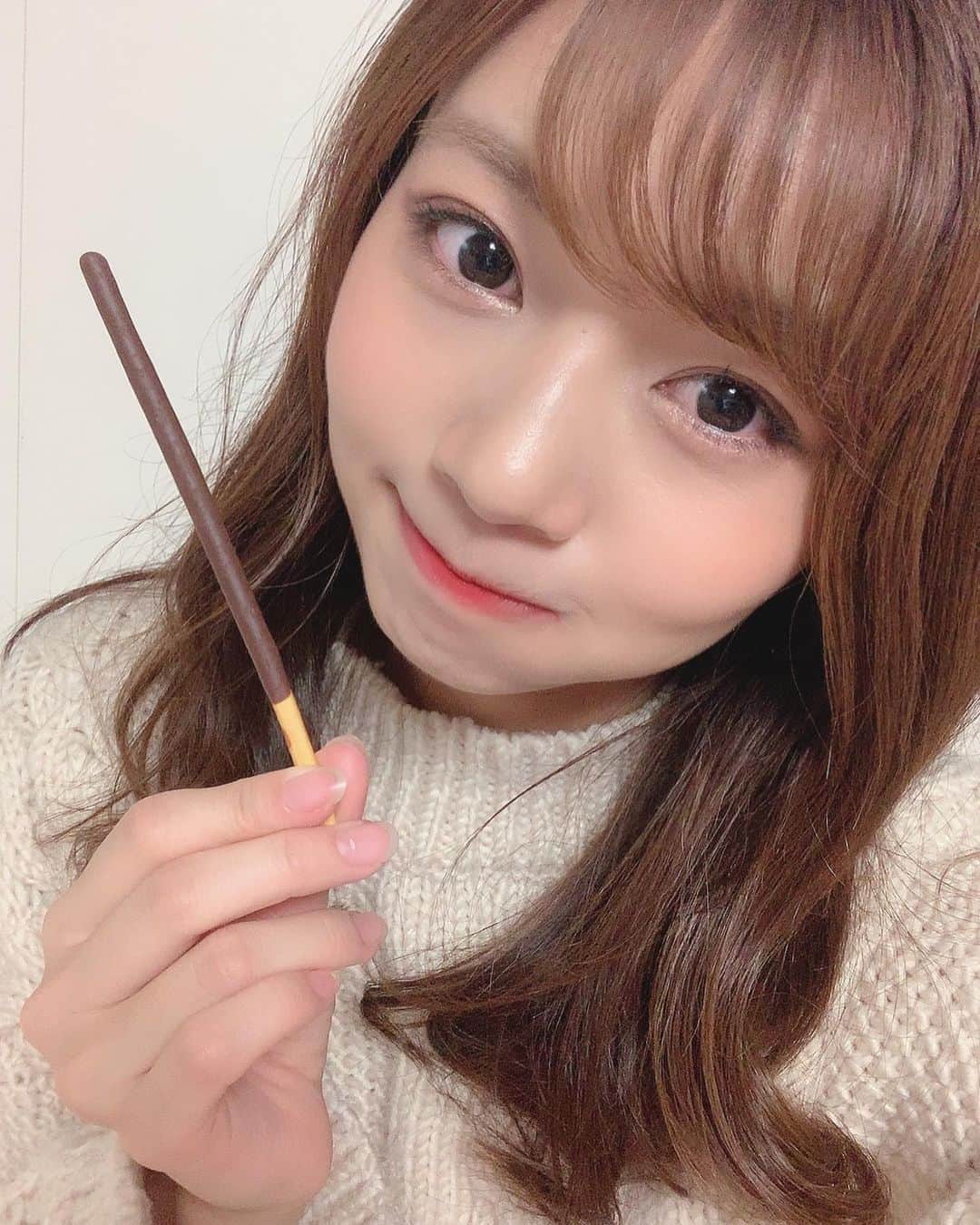 杉浦みずきのインスタグラム：「.しぇあはぴっ🍫 11月11日は、ポッキーの日だよ！💛❤️ 京都学生広報部のコトカレさんの、ツイッターとこの下のURLの記事に写真が載ってるのでよかったら見てね😋 https://kotocollege.jp/archives/16123 ・ ・ #11月11日 #ポッキーの日 #コトカレ #京都学生広報部」