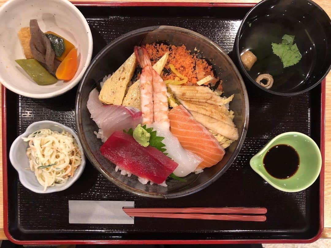 杉本なつみさんのインスタグラム写真 - (杉本なつみInstagram)「. . 朝から色々大変だった日は ちょっと贅沢して #ちらし寿司 ランチ♪ . . 実はめちゃ安いけど 笑　. . . #今日のランチ #寿司 #お寿司 #食べスタグラム  #인스타푸드 #푸드스타그램 #먹방 #맛집 #소통 #맞팔 #먹스타그램 #맛스타그램 #수시 #점심  #instafood #foodstagram #lunch #japanesefood #sushi」11月11日 13時11分 - virgo910b