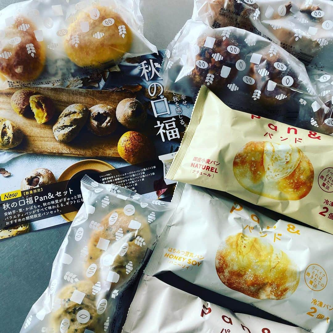 滝沢眞規子さんのインスタグラム写真 - (滝沢眞規子Instagram)「先日、みんな大好きな @pand_stylebread でちょっとゆっくりブランチ。秋のお芋や栗のパンも加わってバイキングみたいで楽しい😊ポタージュも美味しかった❤️ せっかくだからと 色々並べたらクリスマスパーティーにみたいになってしまった😅けど、ホテルで食べるような美味しいパンが冷凍しておける　@pand_stylebread はこれからのパーティーシーズンにもおすすめですよ🙌 #パンド #リベイク #pand #瞬間冷凍パン」11月11日 13時15分 - makikotakizawa