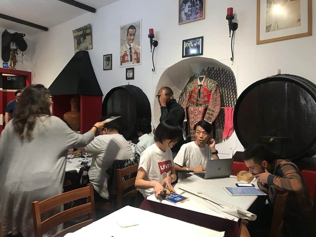 今村沙緒里のインスタグラム：「ポルトガル日記🇵🇹 Torres Vedras1日目。 海外チームとはじめまして。 撮影場所の打合せを。 この時はすべてが未知☺︎ みんな、真剣…🖋 ・ First day in Trres Vedras. Location meeting！ ・ #portugal #torresvedras #meeting #creative #artandtur #ポルトガル #ロケーション会議 #不安と楽しみと」