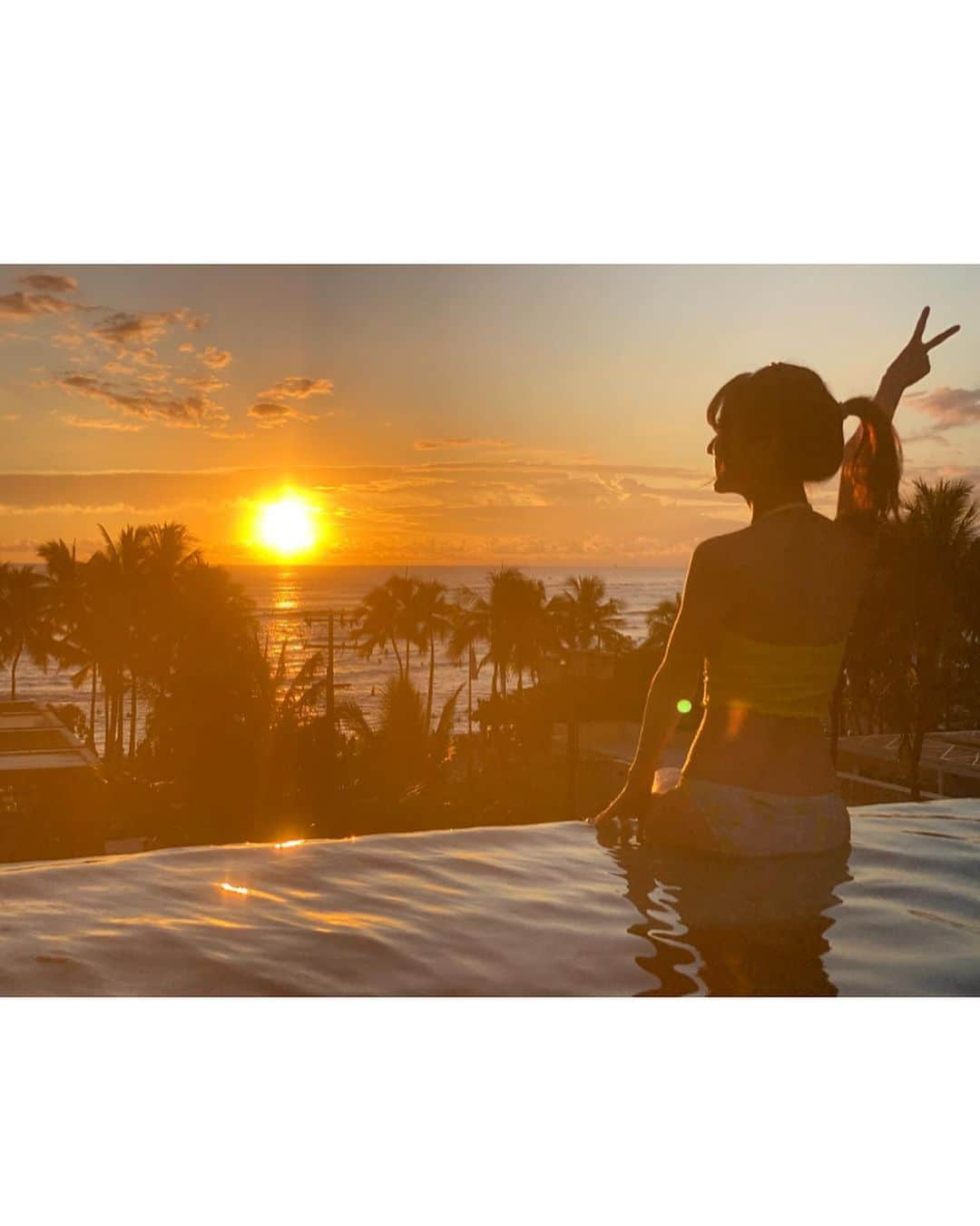 にゃんさんゴルフさんのインスタグラム写真 - (にゃんさんゴルフInstagram)「. . SUNSET☀️🥰 . ポートレート📸 . #アロヒラニ#アロヒラニリゾートワイキキビーチ#ハワイ#オワフ島#ワイキキ#ビキニ#ビキニ水着#水着#サンセット#プール#alohilaniresort#hawaii#followｍe#followforfollowback#bikini#mizugi#waikiki#sunset #sunset_pics#sunset_love#pool#sea」11月11日 13時20分 - miiiii0228