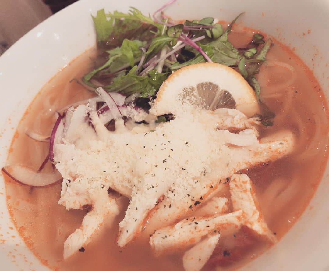 星野奏さんのインスタグラム写真 - (星野奏Instagram)「今日のランチんくる🎵🌿🍜🧀 フォー専門店💕  本当は得意の　#ミートフレッシュ鮮芋仙 で台湾のヘルシースイーツ食べようと思ったのに、改装中で。。。😂 で、パクチーラーメンのお店行こうとしたのに、隣のこの店に吸い込まれました（笑） 結果パクチーなんだけどね（笑） 国産のフォーと国産の野菜達🥒やっぱりアジアン料理大好き！！！ ここもマロニエゲート銀座にあるんだけど、女性客が多くて全然一人でもふらっといけるよ！ . . #コムフォー　#フォー専門店  #asian #asianfood #銀座グルメ #ランチ　#銀座olランチ」11月11日 13時23分 - hoshino_kanade_