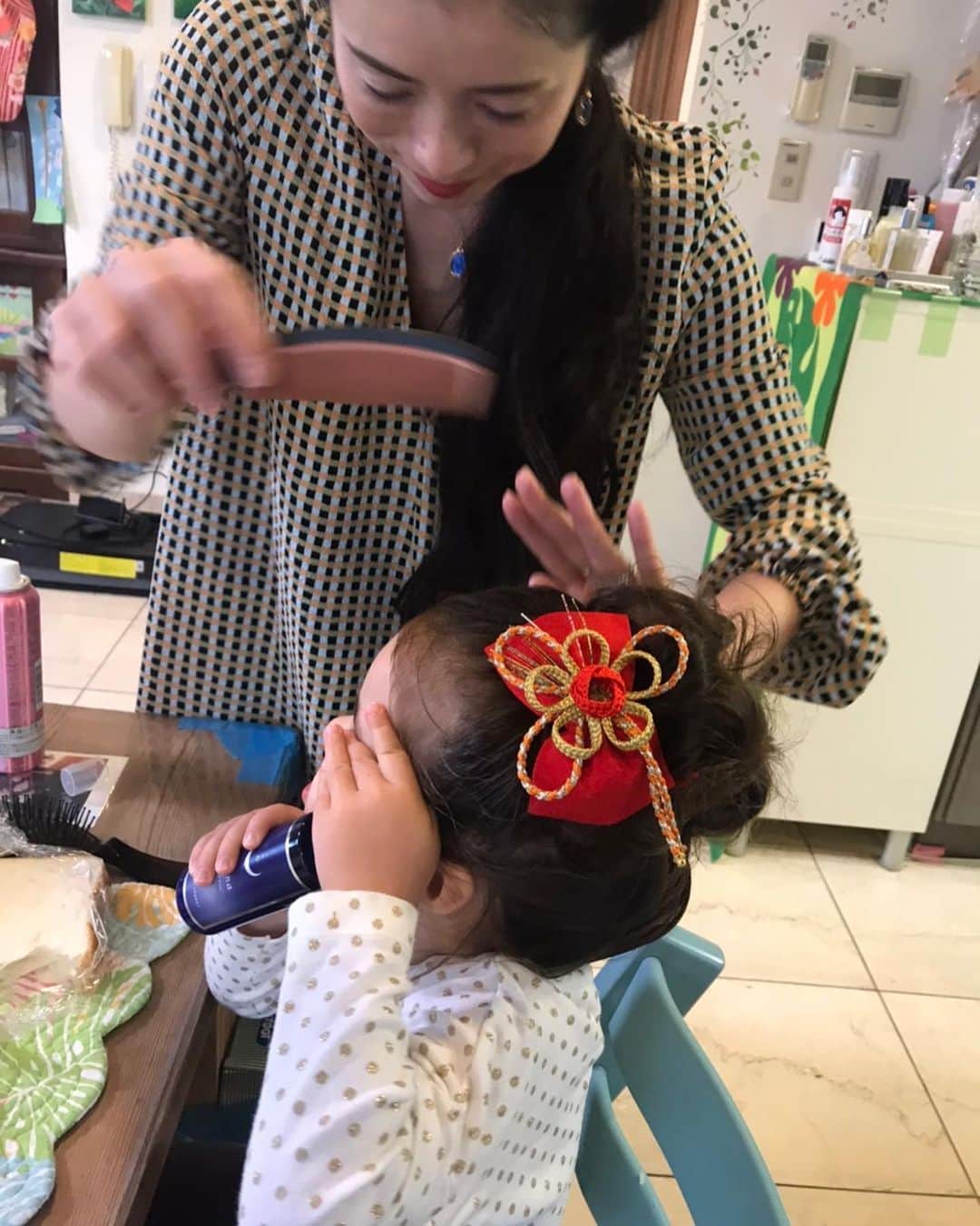 キャシー中島さんのインスタグラム写真 - (キャシー中島Instagram)「*﻿ 今日はハルコの特別な日です。﻿ #七五三 、3歳のお宮参りです。﻿ 赤い着物を用意して、準備をします。﻿ ﻿ 髪はかなえママが結ってくれました。﻿ 初めての口紅はピンク色💄﻿ ﻿ さあ！着物に着替えて…﻿ と思ったら、着てくれません😭﻿ 絶対頑固に着てくれません！﻿ ﻿ 結局、2歳のお誕生日に着た﻿ 白いドレスで行くことにしました。﻿ とっても残念😭﻿ バァバがんばって選んだんだけどなぁ…」11月11日 13時23分 - official_kathynakajima