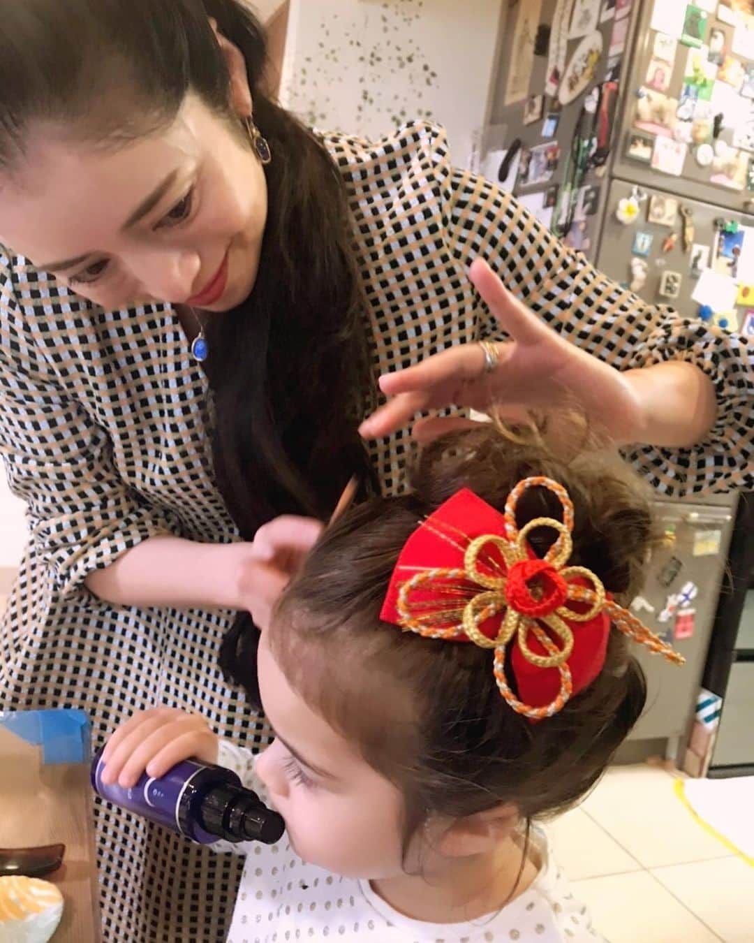 のインスタグラム：「*﻿ 今日はハルコの特別な日です。﻿ #七五三 、3歳のお宮参りです。﻿ 赤い着物を用意して、準備をします。﻿ ﻿ 髪はかなえママが結ってくれました。﻿ 初めての口紅はピンク色💄﻿ ﻿ さあ！着物に着替えて…﻿ と思ったら、着てくれません😭﻿ 絶対頑固に着てくれません！﻿ ﻿ 結局、2歳のお誕生日に着た﻿ 白いドレスで行くことにしました。﻿ とっても残念😭﻿ バァバがんばって選んだんだけどなぁ…」
